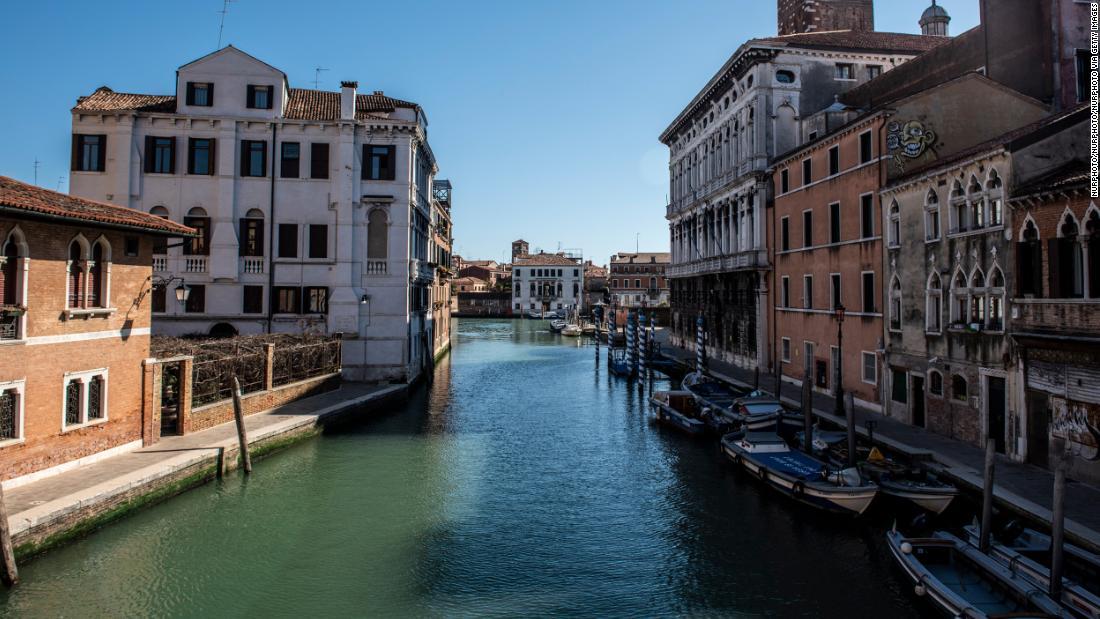 ベネチアの運河、美しさ取り戻す